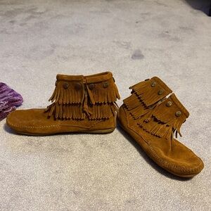 Minnetonka Brown Suede Fringe Moccasin Boots